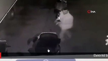 Elektrikli bisikleti elini kolunu sallaya sallaya çaldı...O anlar kamerada