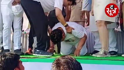 सिंधिया के सामने फिर नतमस्तक हुए ऊर्जा मंत्री प्रद्युम्न सिंह तोमर, सामने आया वीडियो