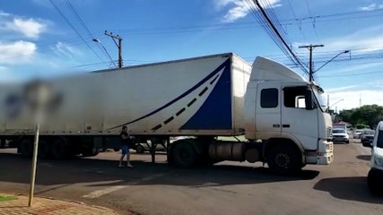 Caminhão quebra eixo cardan e interdita parte da via no Alto Alegre