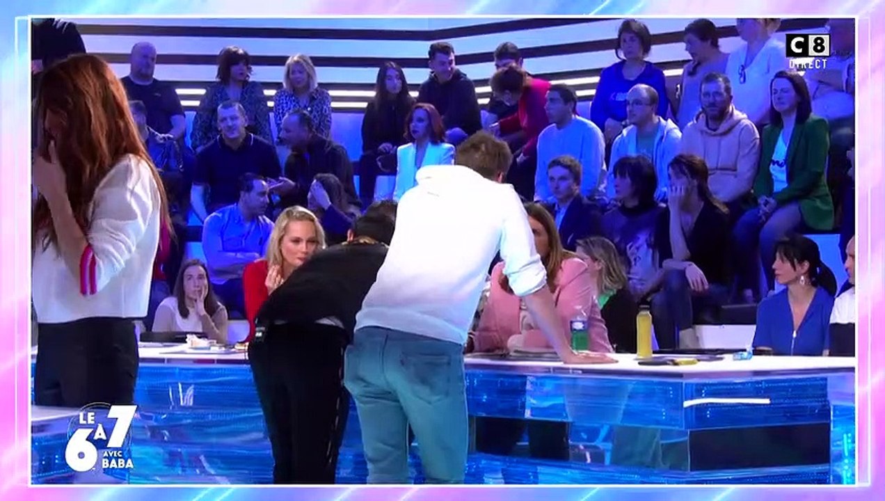 TPMP : Delphine Wespiser met une bouteille dans les fesses de Cyril Hanouna, tout le monde hallucine
