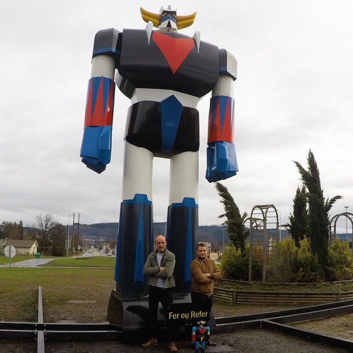 Qui est derrière le Goldorak géant qui trône sur ce rond-pont du Puy-de-Dôme ?