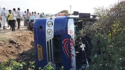 तेज रफ्तार बस अनियंत्रित होकर पलटी,चीख पुकार से मचा कोहराम