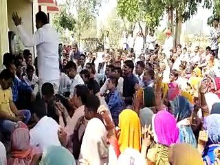 video: माली समाज ने उपखंड अधिकारी कार्यालय के बाहर किया प्रदर्शन