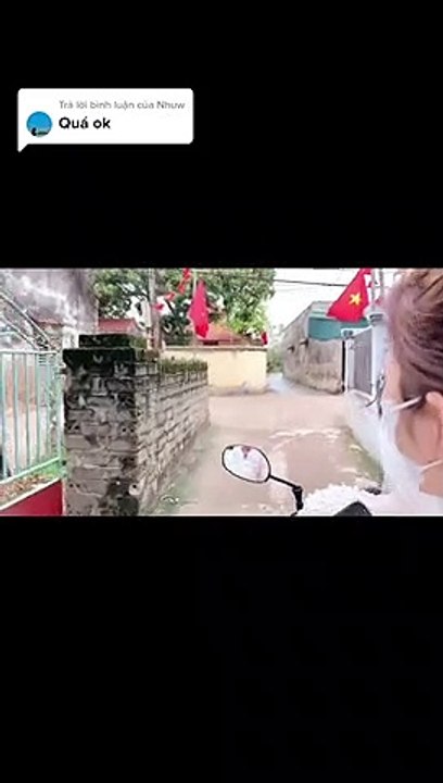 Đôi bạn thân cưới cùng ngày, cô dâu mặc váy vẫn bất chấp phi xe máy lên chụp ảnh cùng bạn 