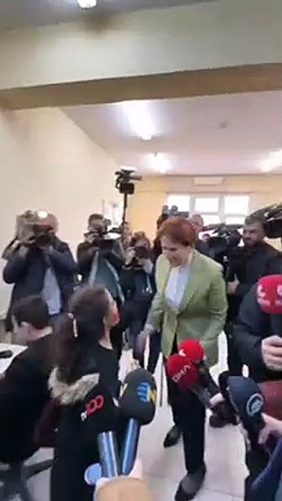 Akşener depremzede çocuklarla ebelemece oynadı
