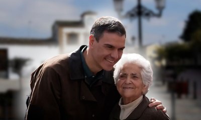 El entrañable momento de Sánchez con un grupo de mujeres rurales en Azután (Toledo)