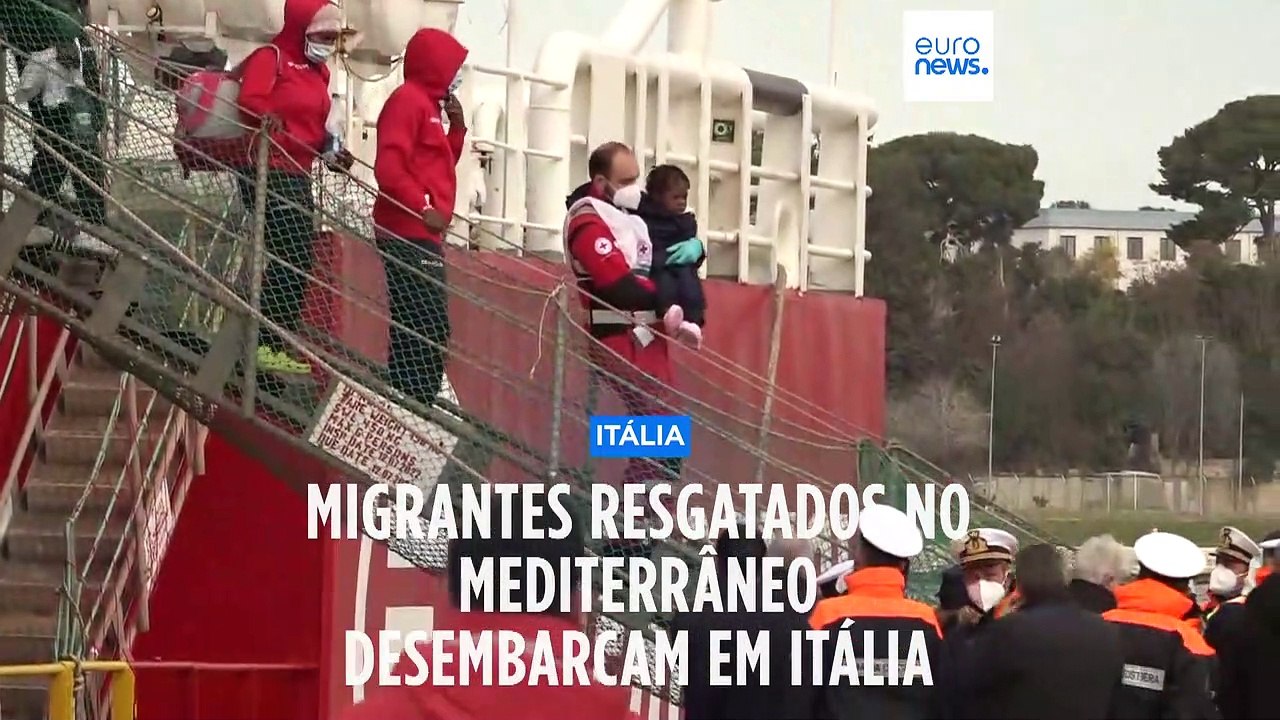 Mais de 100 migrantes resgatados no Mediterrâneo chegam a Itália