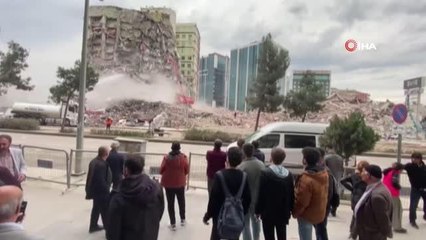 Çocuk, genç, yaşlı demeden günlerdir süren yıkımı izliyorlar