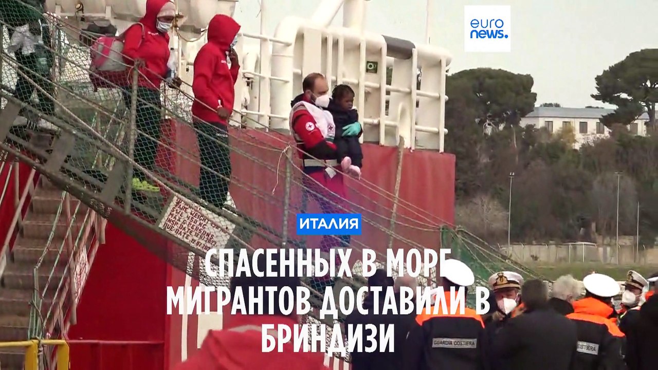 Спасенных в Средиземном море мигрантов доставил...