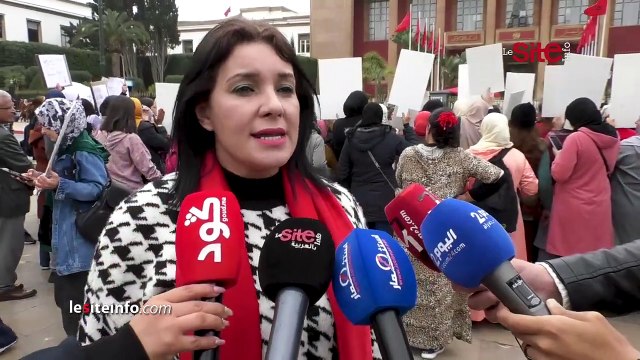 نساء يتظاهرن أمام البرلمان بسبب العنف والتمييز ضد المرأة ويصرخن_ _حنا ضايعين وبغينا المساواة_