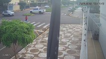 Vídeo mostra motociclista e garupa sendo lançados ao ar após colisão em Umuarama