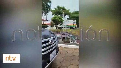 [VIDEO] El angustioso rescate de un perro atrapado en un auto inundándose