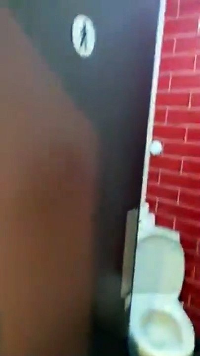 Ce gars est jaloux des toilettes des filles