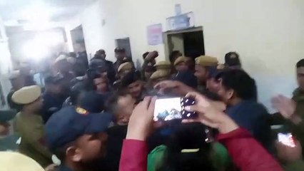 वीरांगना से मिलने पहुंची सांसद से धक्का-मुक्की, जमीन पर गिरीं