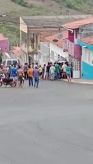 Idoso fica ferido após colidir carro em muro de residência