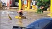 Niño ayuda a perrito a cruzar inundaciones en Piura