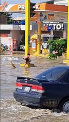 Download Video: Niño ayuda a perrito a cruzar inundaciones en Piura