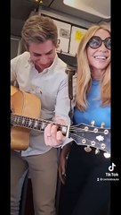 Carlos Baute y Marta Sánchez amenizan un vuelo con turbulencias