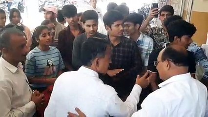 परीक्षा में बदला हुआ कोर्स आने की विद्यार्थियों ने की शिकायत