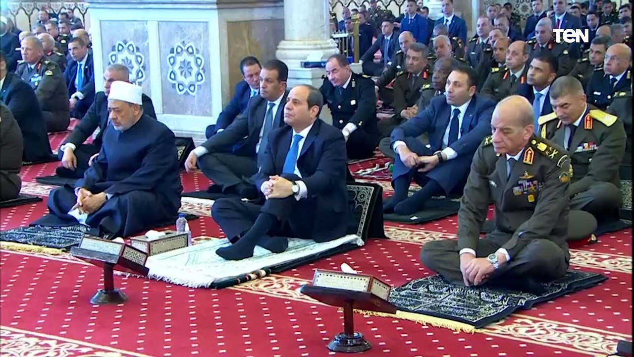 الرئيس السيسي يؤدي صلاة الجمعة بمسجد المشير طنطاوي بمناسبة "يوم الشهيد"