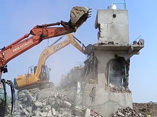 सरकारी जमीन पर बने अतिक्रमण कर दिए ध्वस्त, मऊ गांव में प्रशासन ने की कार्रवाई