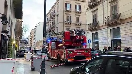 Download Video: Cadono calcinacci dal balcone, paura in via Daita a Palermo