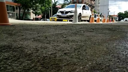 Concreto cai de cima de prédio em construção na Rua Rio Grande do Sul