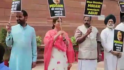 80 साल के खरगे के साथ धूप में श्रंखला बनाकर खड़े हुए विपक्षी सांसद