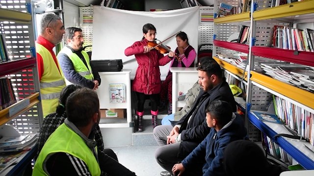 11 yaşındaki Gökçesu, enkazdan çıkardığı kemanıyla depremzedelere moral veriyor