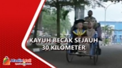 Tukang Becak Antarkan Anaknya Wisuda di Purwokerto, Tangis Haru Pecah