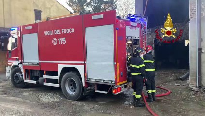 I pompieri al lavoro nel capannone andato a fuoco