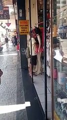 Homem agarra manequim, dá beijos, faz carícias e diverte a internet