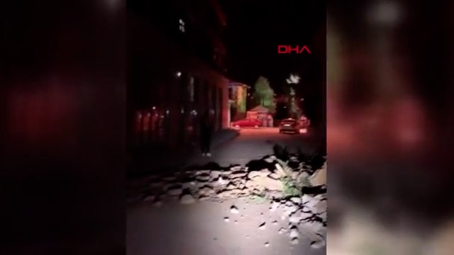 Elazığ'da yıkım kararı alınan binanın bir kısmı çöktü