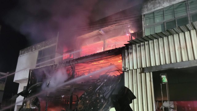 경남 통영 선박 수리 부품 공장 불...5시간여 만에 완진 / YTN