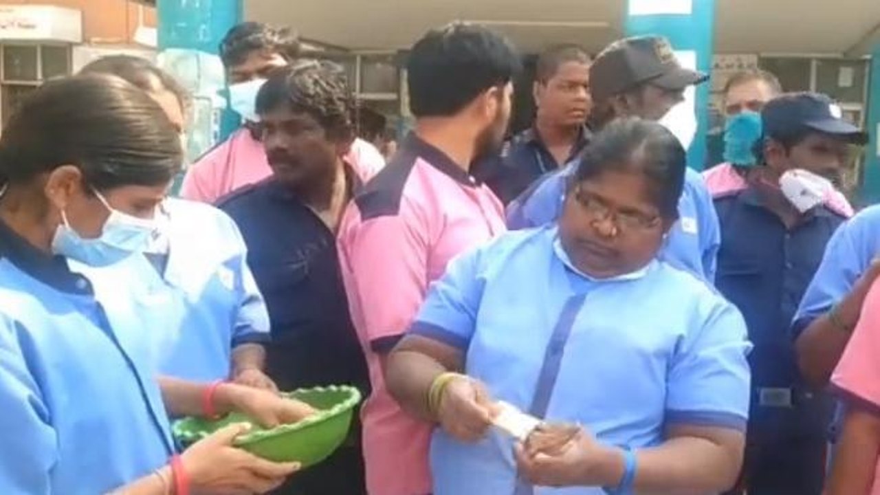 కామారెడ్డి: వేతనాలు అందక జిల్లా ఆస్పత్రి అవుట్ సోర్సింగ్ సిబ్బంది భిక్షాటన
