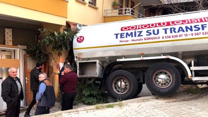 Alanya'da park halindeyken hareket eden tanker iş yerine çarptı