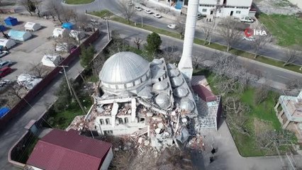 Deprem sonrası cami yıkıldı minaresi ayakta kaldı
