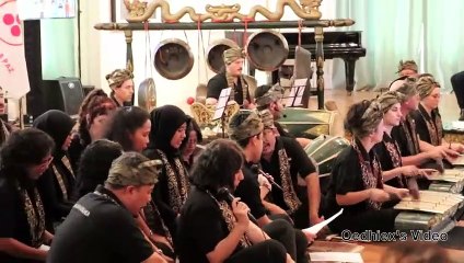 Orang bula Maher bermain musik gamelan jawa