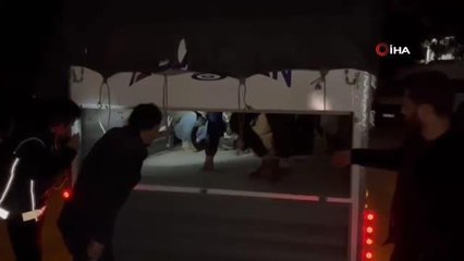 Kamyonetten 16 kaçak göçmen çıktı, şüpheli şahıs "Allah rızası için aracıma aldım' dedi