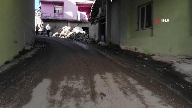 Depremde minaresi yıkılan cami altından yol geçen mimarisiyle dikkat çekiyor
