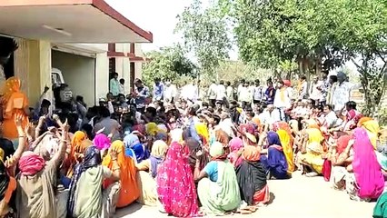 छात्रावास की भूमि पर अतिक्रमण, लोगों ने की नारेबाजी