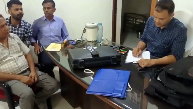 वेश बदल की घुसी एसीबी, रिश्वतखोर सचिव दबोचा