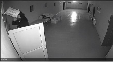 ARNAVUTKÖY'DE CEMEVİNE PENCEREDEN GİREN HIRSIZ KAMERADA