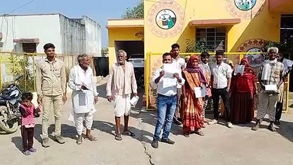 अस्पताल के बाहर मरीजों व परिजनों ने की नारेबाजी
