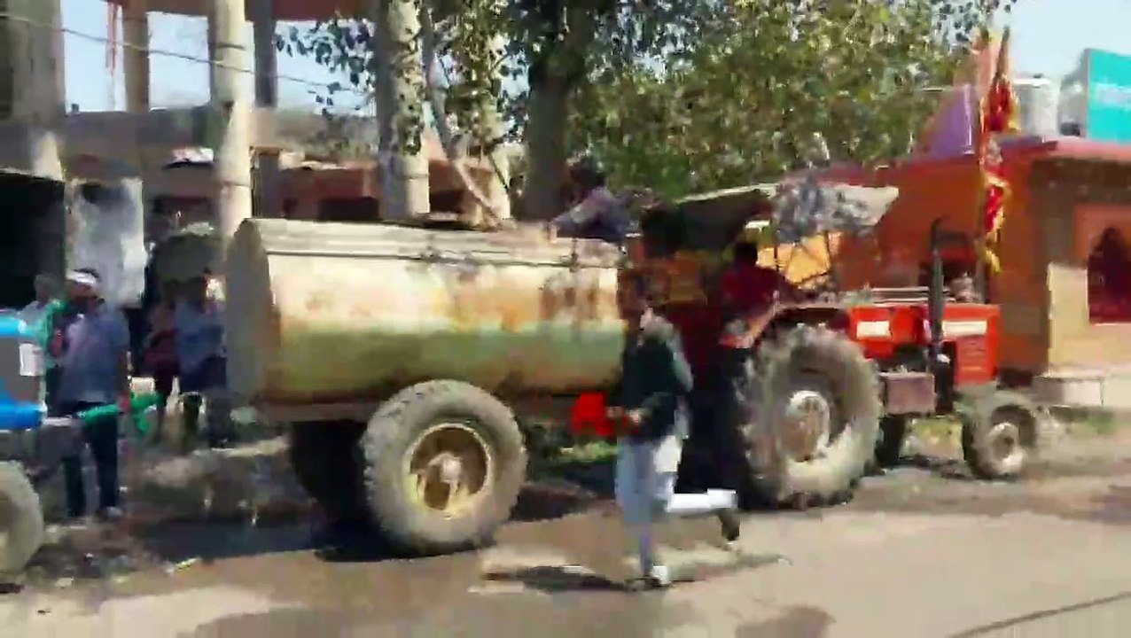 नपा के संपवेल से निजी टैंकरों में भर रहे पानी