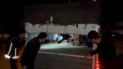Kaçak göçmen taşıyan kamyonet şoförü: Allah rızası için aldım