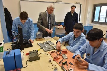 LİSELİLERDEN, DEPREMZEDELER İÇİN GÜNEŞ ENERJİLİ VE IŞILDAKLI TAŞINABİLİR ŞARJ CİHAZI