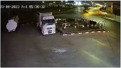 Kayseri'de depremin şiddeti kamerada: Gökyüzü aydınlandı, TIR beşik gibi sallandı