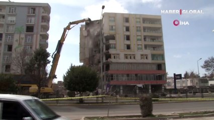 Faciadan dönülen anlar! Yıkımı gerçekleştirilen bina, iş makinesinin üzerine böyle devrildi