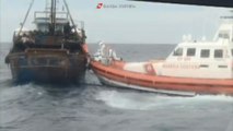 Il soccorso di un barcone di migranti a largo della Calabria